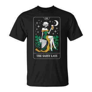 T-shirt unisexe à manches courtes et col rond avec impression numérique du motif de la carte de tarot The Sassy Lass, design pour la Saint-Patrick - Product Image 1