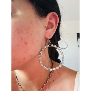 Boucles d'oreilles pendantes en turquoise Sleeping Beauty et argent sterling, faites à la main par des artisans Navajo - Product Image 2