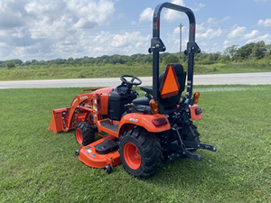 รถแทรกเตอร์สวน Kubota B2301HSD ขับเคลื่อน 4 ล้อ ประสิทธิภาพสูง พร้อมอุปกรณ์ตักและขุดดิน ออกแบบมาเพื่อการทำงานในพื้นที่เกษตรกรรมที่มีความยากลำบาก - Product Image 4