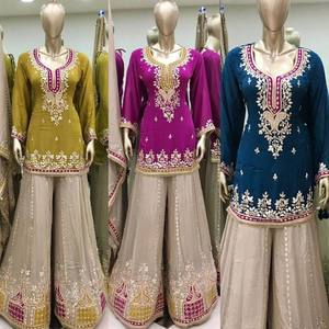 Magasinez des ensembles de costumes Sharara Slim Fit avec des Kurtis embellis et des pantalons évasés à séchage rapide pour un look de fête royal indien et pakistanais - Product Image 6