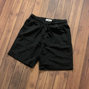 Pantalones cortos negros con estampado personalizado para hombre al por mayor patrón sólido cintura elástica moda de calle con bolsillos estilo informal - Product Image 2