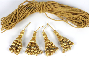 Gland en or foncé fait main avec franges en forme de gland, perles en mylar doré et en bois pour les vêtements liturgiques - Product Image 2