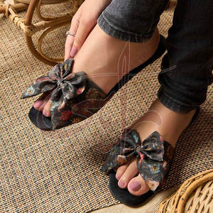 Vente directe d'usine, tongs pour femmes, nouvelle arrivée, antidérapantes, tendance de la mode, dessus en velours imprimé, semelle en cuir véritable - Product Image 2