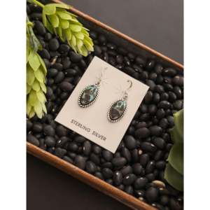 Boucles d'oreilles pendantes en turquoise noire et argent sterling, forme goutte d'eau, faites à la main par des artisans Navajo - Product Image 4