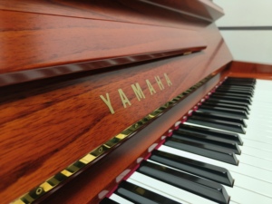Piano droit Yamaha W104B d'occasion du Japon, piano acoustique en bois brun, style classique, durable, élégant, boîtier en bois, 88 touches mécaniques - Product Image 5