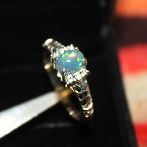 แหวนเงินแท้ 925 ชุบโรเดียม ประดับโอปอลเอธิโอเปียธรรมชาติและมอยส์ซาไนต์สีขาว ดีไซน์มินิมอล - Product Image 6