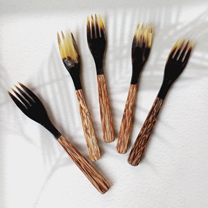 Fourchette en corne manche en bois vente en gros fabricant Design élégant ensemble de couverts en corne exportation du Vietnam haute qualité - Product Image 1