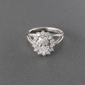 Bague de fiançailles en diamant Moissanite de taille ovale d'inspiration vintage pierre centrale de 2.2 carats avec tige fendue de halo et accents ronds - Product Image 1