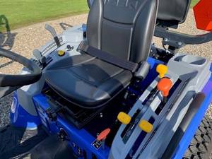 Envío Gratis: Tractor Compacto ISEKI TM4230H 21HP 4WD HST, Diésel de 3 Cilindros 1.123L Estadio V, Hidrostático de 3 Rangos, Elevación de 650 kg - Product Image 1