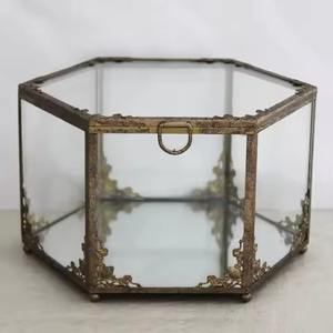 Boîte à bijoux en laiton et verre de forme carrée à deux étages, couleur or, de la plus haute qualité et au design simple - Product Image 6