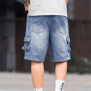 Shorts en jean décontractés pour homme, bleu clair délavé, déchirés, avec poches cargo latérales, longueur genou, ourlet brut effiloché, taille haute - Product Image 2