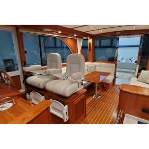 Barco Usado 2021 Sabre 45 Salon Express con Casco de Fibra de Vidrio, Motor a Gasolina, Velocidad de 35.0-40.0 Nudos, Tecnología de Infusión al Vacío - Product Image 1