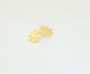 Pendientes de flor de Margarita chapados en oro de 18K | Bonito y elegante diseño floral para mujer - Product Image 1