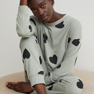 Vêtements de nuit pour femmes avec logo personnalisé Pyjamas en satin pour femmes Vêtements de nuit unis à col en V et à manches longues Ensemble de pyjamas à manches courtes pour femmes - Product Image 6