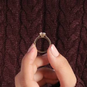 Anillo de Compromiso de Lujo para Mujer, Chapado en Oro Amarillo de 14K, con Zirconia de Corte Brillante Redondo y Doble Punta, Certificado IGI, OMKAR JEWELS - Product Image 6