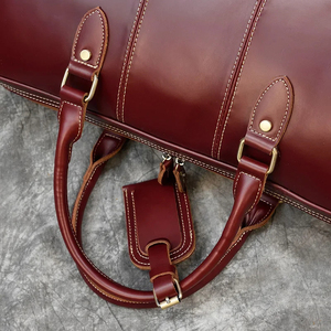 Sac de voyage pliable en cuir véritable écologique léger grande capacité avec fermeture éclair pour le voyage durable rouge - Product Image 5