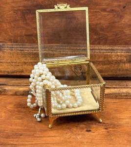 Caja de Joyería de Metal y Vidrio con Acabado Premium Diseñada para Proteger las Colecciones de Joyas Mientras Mejora el Estilo de Exhibición del Hogar - Product Image 1