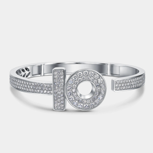 Elegante Anillo Plateado con Diseño XO y Diamantes Brillantes en Pavé, Joyería de Moda para Mujer - Product Image 4
