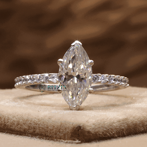 Marquesa y diamante de corte redondo solitario con acentos anillo de compromiso para mujer - Product Image 1