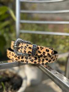 Ceinture en cuir à poils de léopard de style western vintage avec boucle en alliage robuste, durable et confortable à porter - Product Image 3