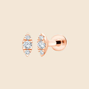 Pendiente de cartílago con triple piedra redonda y diamante de 0.05 quilates F-VS en oro macizo de 14K para novias, bodas, compromisos y fiestas. - Product Image 3