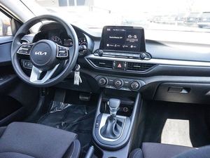 Kia Forte LXS FWD 2023 rojo brillante usado con asientos de cuero, sistema de navegación, arranque remoto, techo solar, llantas de aleación, paquete de tecnología - Product Image 5