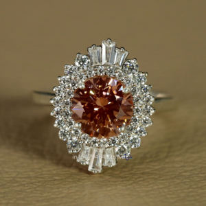 Lujoso anillo de bodas de oro blanco de 14 KT para mujer con moissanita mejorada redonda brillante y diamantes de corte baguette VVS claridad - Product Image 1