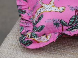 Funda de Cojín de Lujo con Estampado Floral Rosa Indio, 100% Algodón, Tamaño 16x16 - Product Image 4