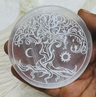 Plaque de charge en sélénite polie gravée motif Arbre de Vie |   Disque de guérison en cristal naturel éco-responsable pour les chakras |   Pierre Énergétique en Gros