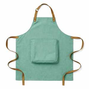 Delantal de algodón azul claro con bolsillo frontal y correas de cuero marrón, lavable a máquina para uso diario en la cocina. - Product Image 4