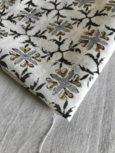 Tissu en coton imprimé à la main, motif géométrique noir en treillis avec des motifs floraux gris et moutarde - Product Image 3