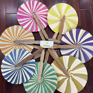 Abanico de Hoja de Palma Vietnamita Auténtico, Hecho a Mano, Artesanía Tradicional para Decoración Rústica del Hogar y Ambiente al Aire Libre - Product Image 1