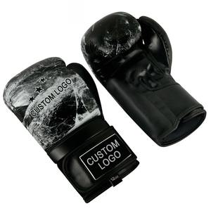 Guantes de boxeo y MMA de cuero PU con logotipo personalizado con soporte para muñeca y características elásticas Resistencia al desgarro para entrenamiento de perforación - Product Image 5