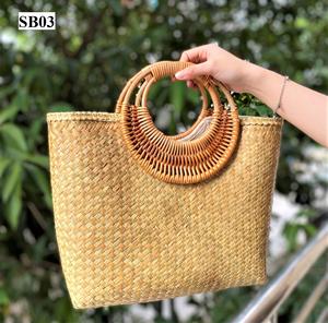 Sac à main en paille écologique avec manche en rotin combiné à des motifs méticuleusement peints de l'usine du Vietnam - Product Image 3