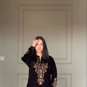 Ensemble coordonné exclusif noir pour la saison hivernale avec broderie, tenue de soirée, ensemble coordonné en velours, haut brodé en velours et palazzo en velours - Product Image 1