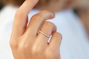 Anillo de compromiso de oro macizo de 14 quilates con diamante de corte marquesa, diseñado en un estilo de engaste en bisel atemporal que combina elegancia y durabilidad. - Product Image 2
