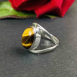Anillo Unisex Clásico Hecho a Mano en Plata de Ley 925 con Piedra de Ojo de Tigre en Engaste de Bisel con Corte Ovalado para Regalos de Boda, Aniversario o Fiesta - Product Image 3