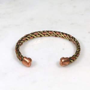 Bracelet jonc ouvert élégant en laiton plaqué argent, gravé sur mesure, pour femme, à prix avantageux - Product Image 3