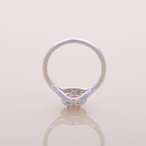 Anillo de compromiso con halo de diamantes amarillos ovalados de 3.44 ct cultivados en laboratorio, oro amarillo, blanco y rosa de 9K. - Product Image 5