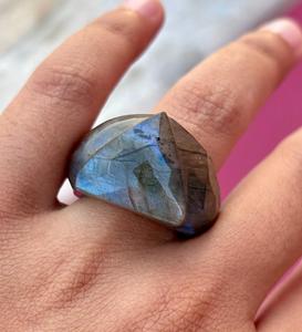 Bague à facettes en pierres précieuses de labradorite naturelle Bague en pierres précieuses de feu bleu labradorite de conception unique pour femmes ou hommes Cadeau spécial - Product Image 1
