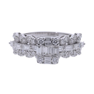 แหวนเพชรธรรมชาติสีทองคำขาว14K พร้อมบาแกตต์และเพชรเจียระไนทรงกลมแบบง่ามและการตั้งค่าช่องสุดหรูดีไซน์โดดเด่น - Product Image 1