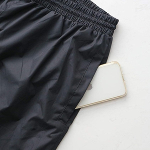 Pantalon coupe-vent brodé personnalisé Pantalon imperméable léger avec options de logo pour l'entraînement, les voyages en plein air et l'usage décontracté - Product Image 2