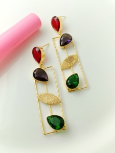 Pendientes Colgantes Chapados en Oro con Piedras Rojas, Verdes y Moradas, Joyería Moderna Hecha a Mano para Mujer - Product Image 2