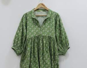 Robe d'été formelle en coton 100% à imprimé floral, modèle Kyra midi, pour femme, avec fermeture à cordon, respirante, écologique, taille naturelle - Product Image 4