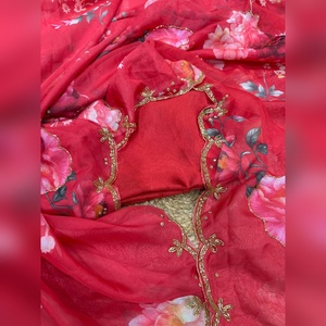 Sari prêt-à-porter en soie Tebby à motifs floraux faits à la main avec blouse cousue, idéal pour les mariages indiens et les fêtes, best-seller pour femmes - Product Image 2