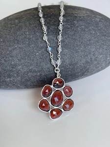 Collier Pendentif Fleur en Grenat et Labradorite, Chaîne Perlée, Argent Sterling 925 avec Perles Naturelles Authentiques, Élégance Sublimée - Product Image 3
