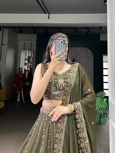 Lehenga de Seda Pesada de Calidad de Lujo, Estilo Tradicional, Lehenga Choli con Dupatta Bordada y Borlas para Fiestas de Mujeres, Estilo Indio - Product Image 4