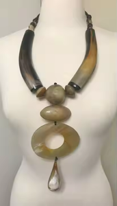 Collares de Resina Hechos a Mano con Aspecto Antiguo, Diseño Floral de Moda, Acabado Glaseado, Accesorio con Colores Pantone Personalizados para Toda Ocasión con Diseño de Ángel - Product Image 5