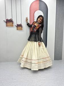 Lanzamiento de Ropa Festiva Moderna: Tela Lehenga Choli con Estampado Bandhej, con Gamthi y Trabajo de Espejos Reales para Fiestas - Product Image 5