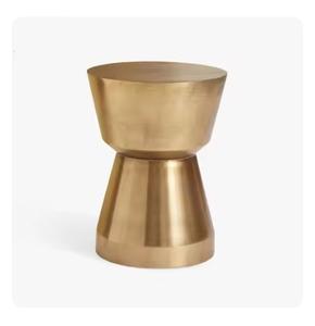 Mesas auxiliares de metal industrial de diseño contemporáneo, acabados personalizables, ideal para lofts y espacios urbanos. - Product Image 3